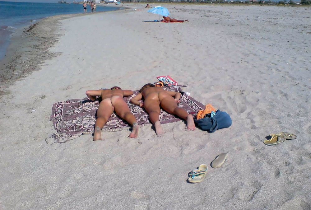 25-two-babes-sunbathing-on-nude-beach-voyeur.jpg
